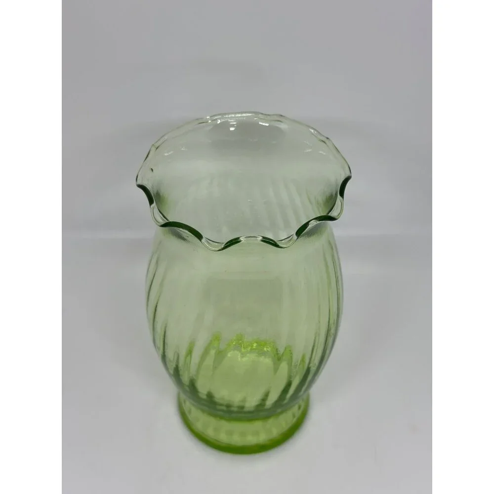 VTG Emerald Green Glass Vase Swirl Pattern Ruffled‎ Edge 3.5x6.5 Tabletop Decor